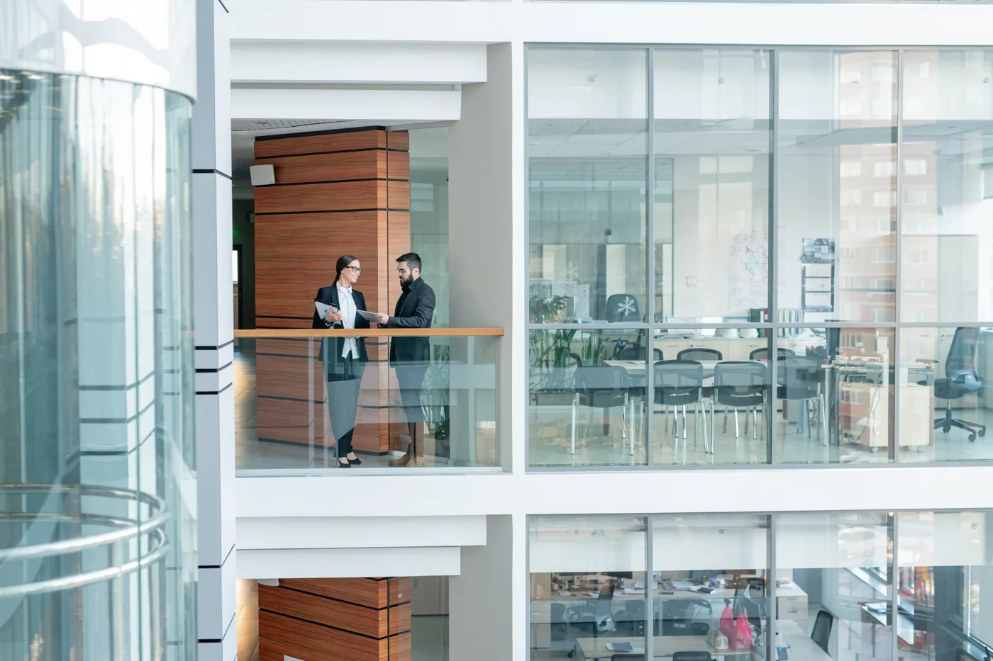 Échange d’idées dans un bureau